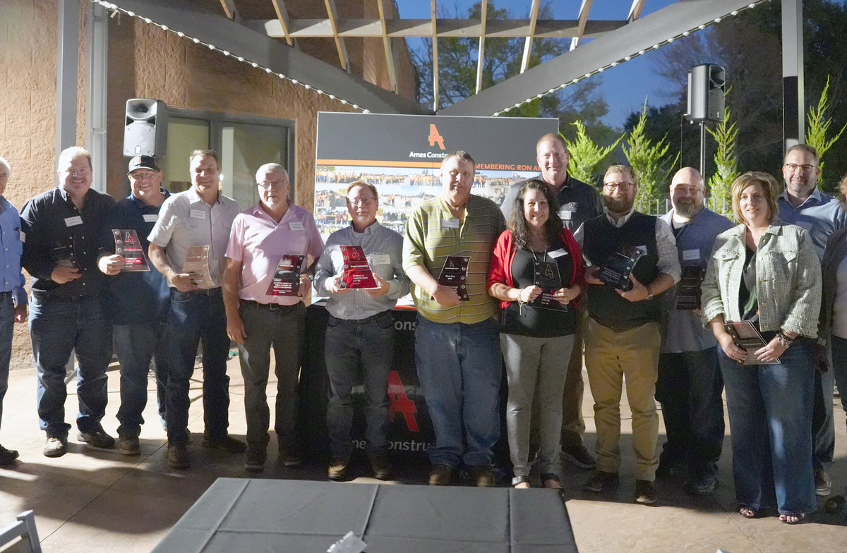 01 2025-20yr-group-web